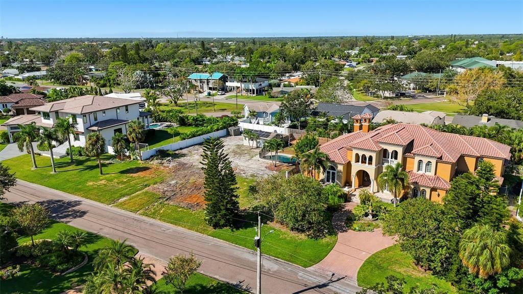 待售: $775,000 (0.32 acres)