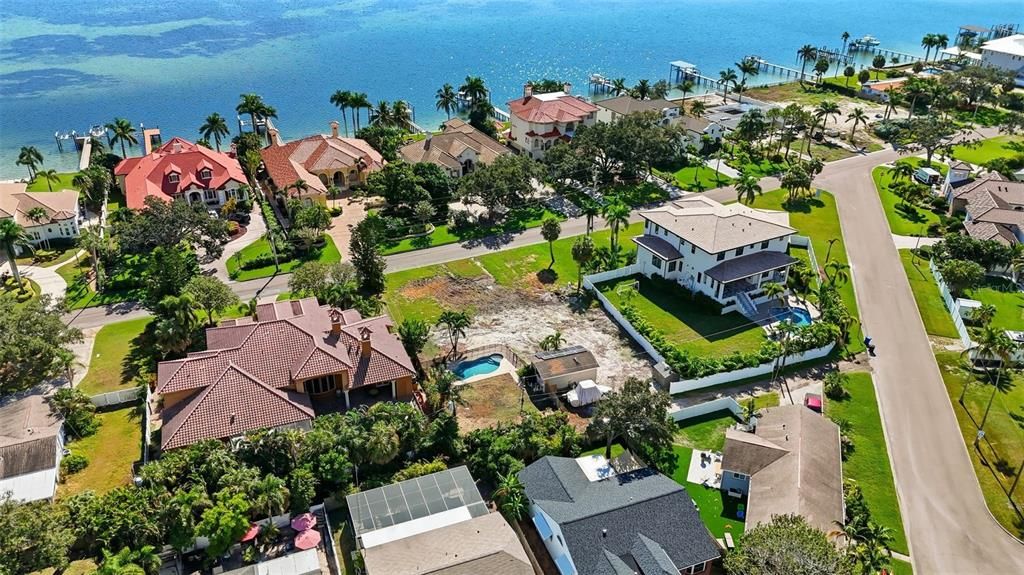 待售: $775,000 (0.32 acres)