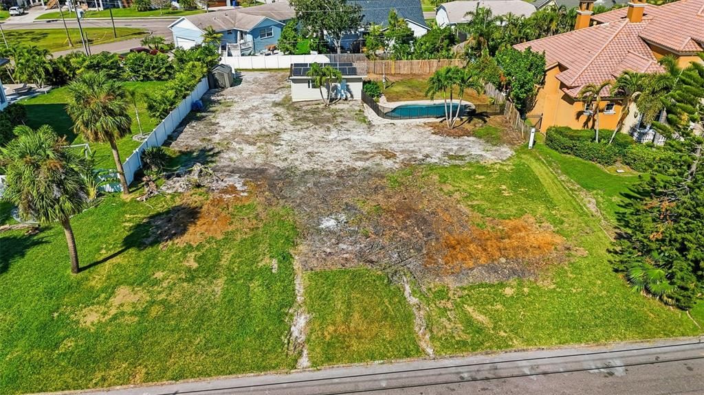 待售: $775,000 (0.32 acres)