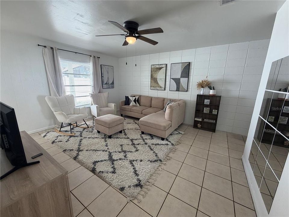 В аренду: $1,800 (2 спален, 1 ванн, 1704 Квадратных фут)