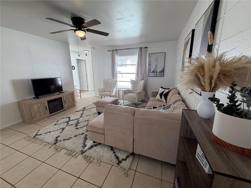 В аренду: $1,800 (2 спален, 1 ванн, 1704 Квадратных фут)