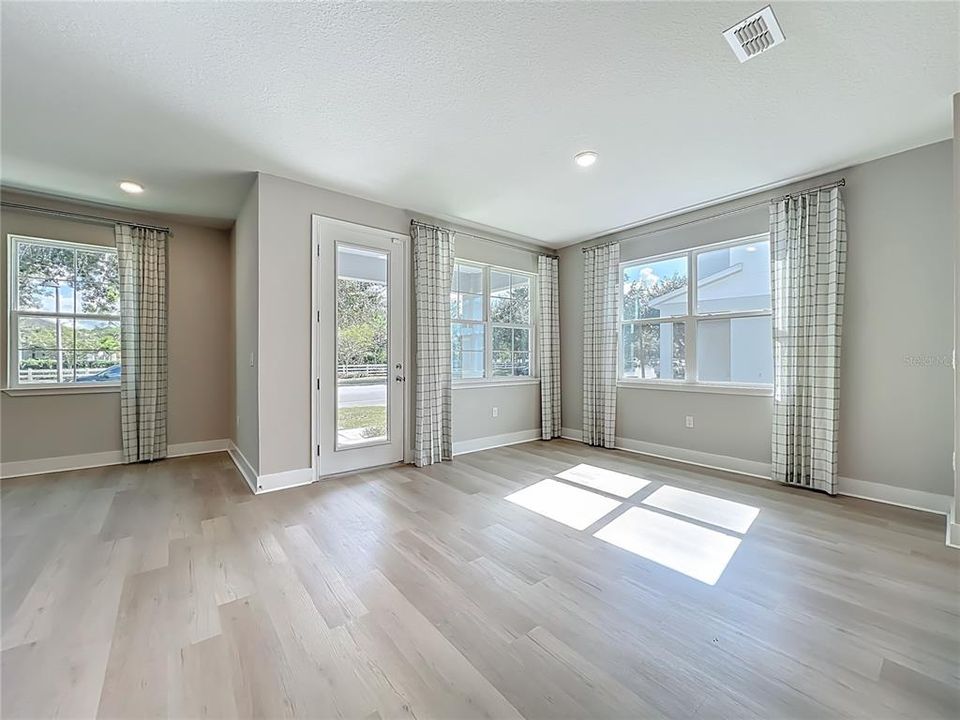 待售: $359,995 (4 贝兹, 2 浴室, 1960 平方英尺)