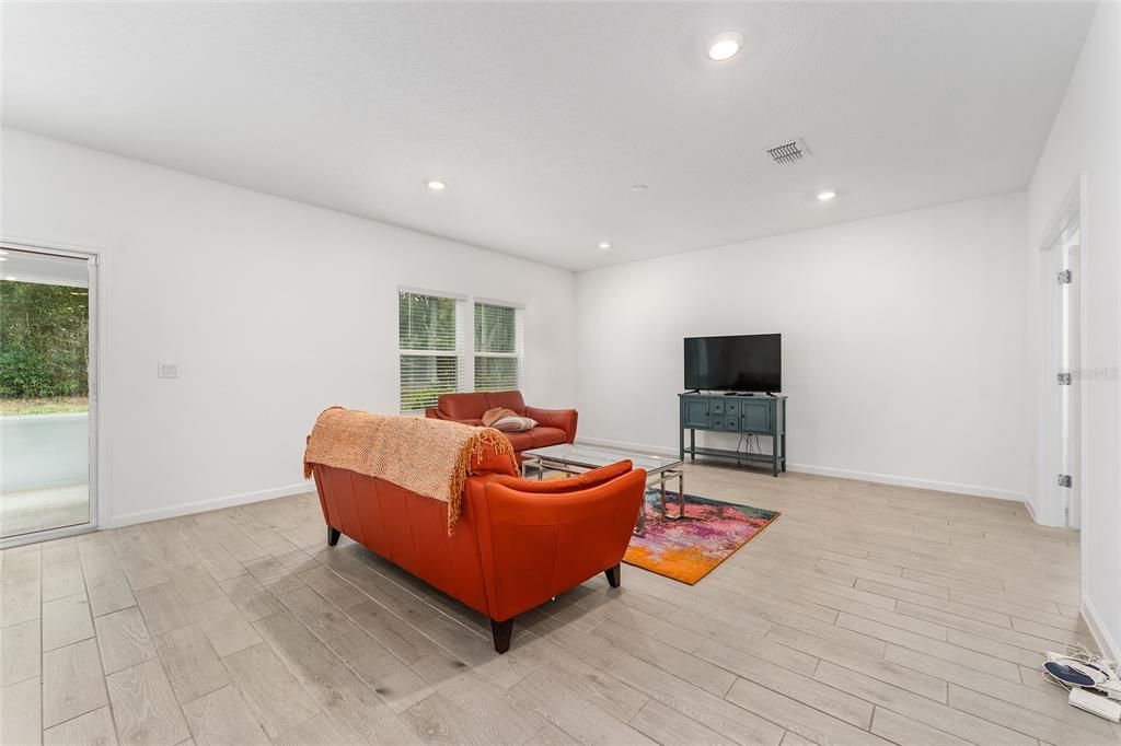 待售: $295,000 (2 贝兹, 2 浴室, 1548 平方英尺)