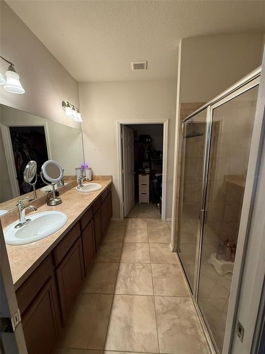 For Sale: $300,000 (2 beds, 2 baths, 1437 Square Feet)