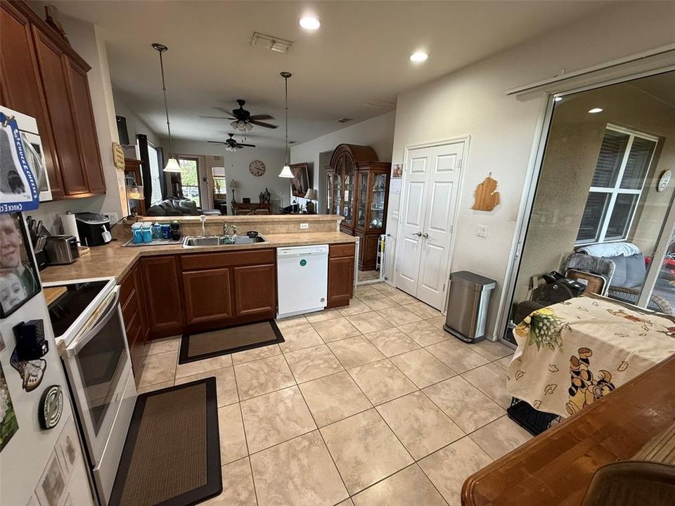For Sale: $300,000 (2 beds, 2 baths, 1437 Square Feet)