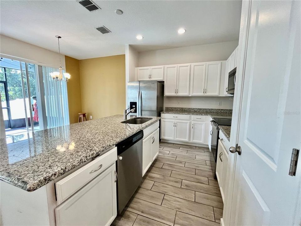 出租: $2,250 (4 贝兹, 2 浴室, 1600 平方英尺)