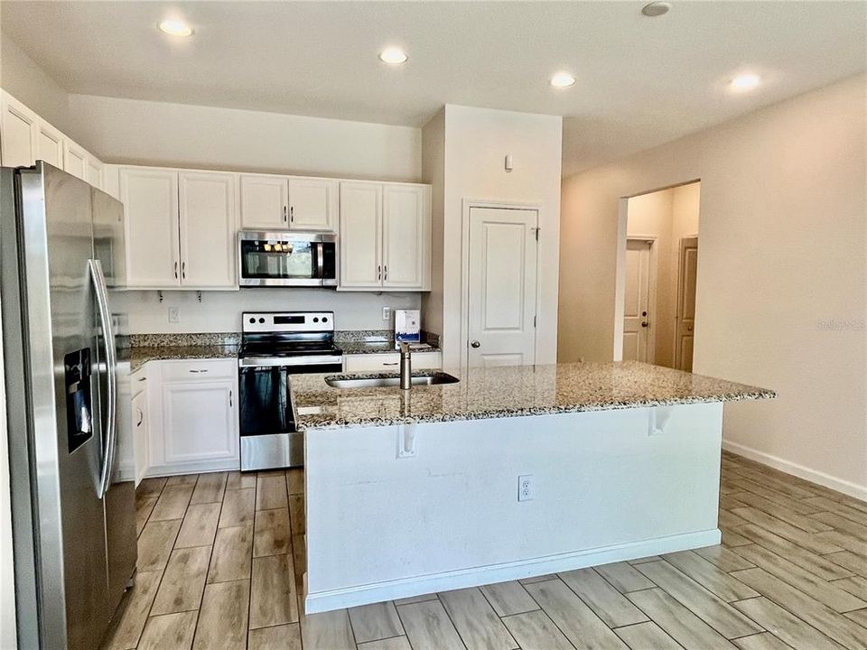 出租: $2,250 (4 贝兹, 2 浴室, 1600 平方英尺)