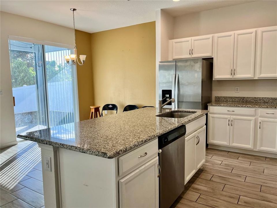 出租: $2,250 (4 贝兹, 2 浴室, 1600 平方英尺)