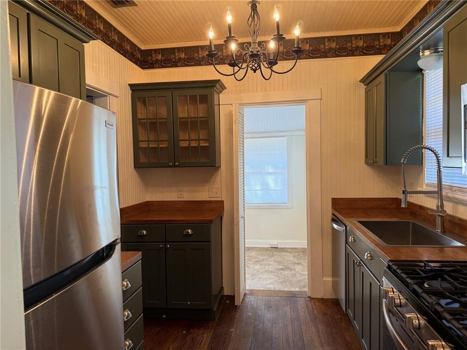 待售: $360,000 (2 贝兹, 1 浴室, 1060 平方英尺)