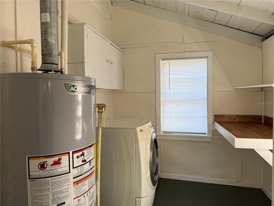 待售: $360,000 (2 贝兹, 1 浴室, 1060 平方英尺)