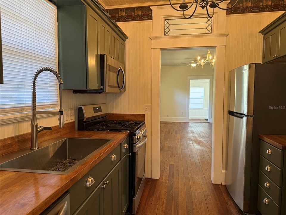 待售: $360,000 (2 贝兹, 1 浴室, 1060 平方英尺)