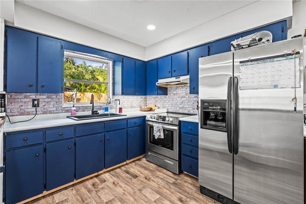 For Sale: $349,000 (3 beds, 1 baths, 1018 Square Feet)