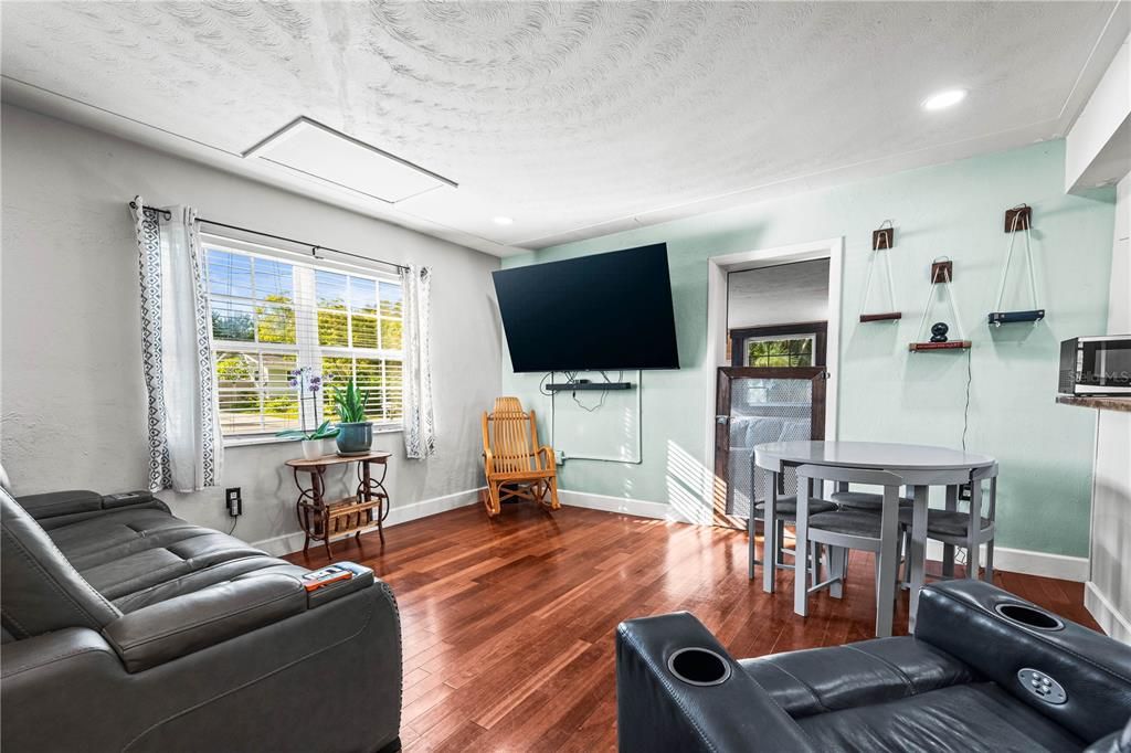 For Sale: $349,000 (3 beds, 1 baths, 1018 Square Feet)