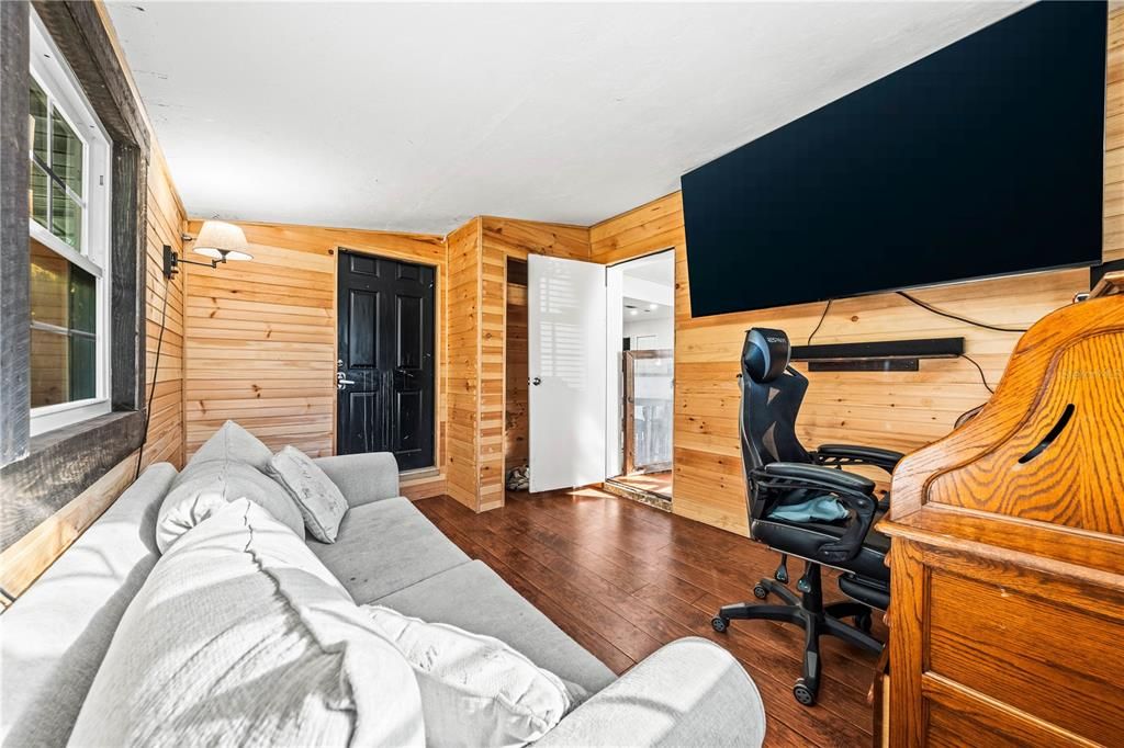 For Sale: $349,000 (3 beds, 1 baths, 1018 Square Feet)