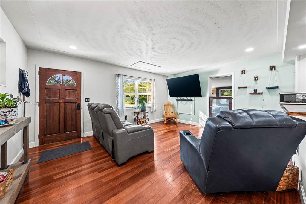 For Sale: $349,000 (3 beds, 1 baths, 1018 Square Feet)