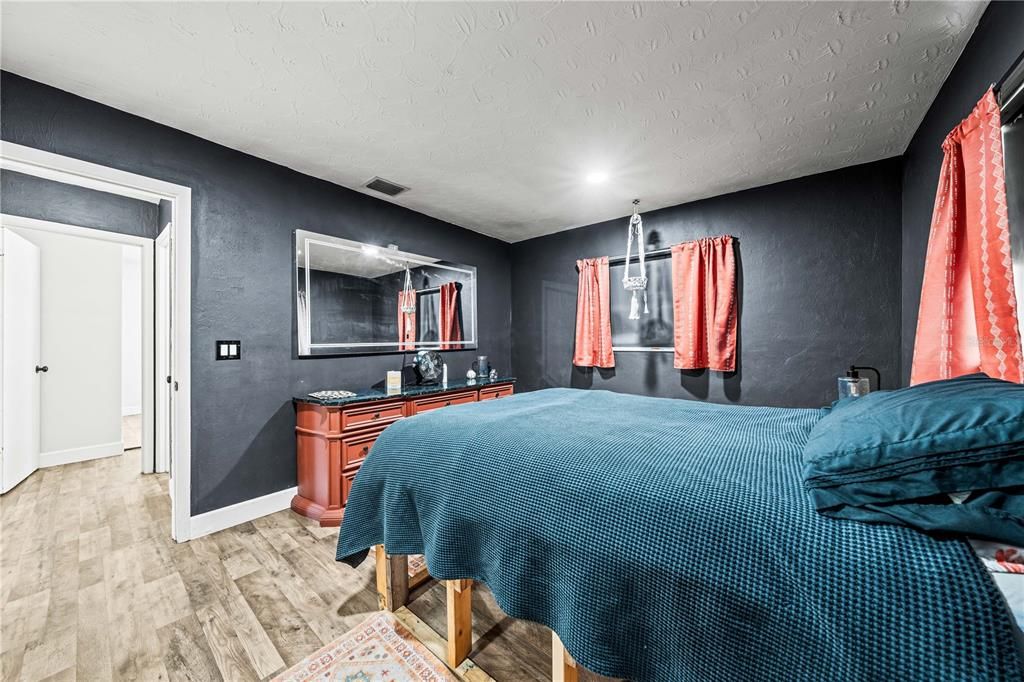 For Sale: $349,000 (3 beds, 1 baths, 1018 Square Feet)