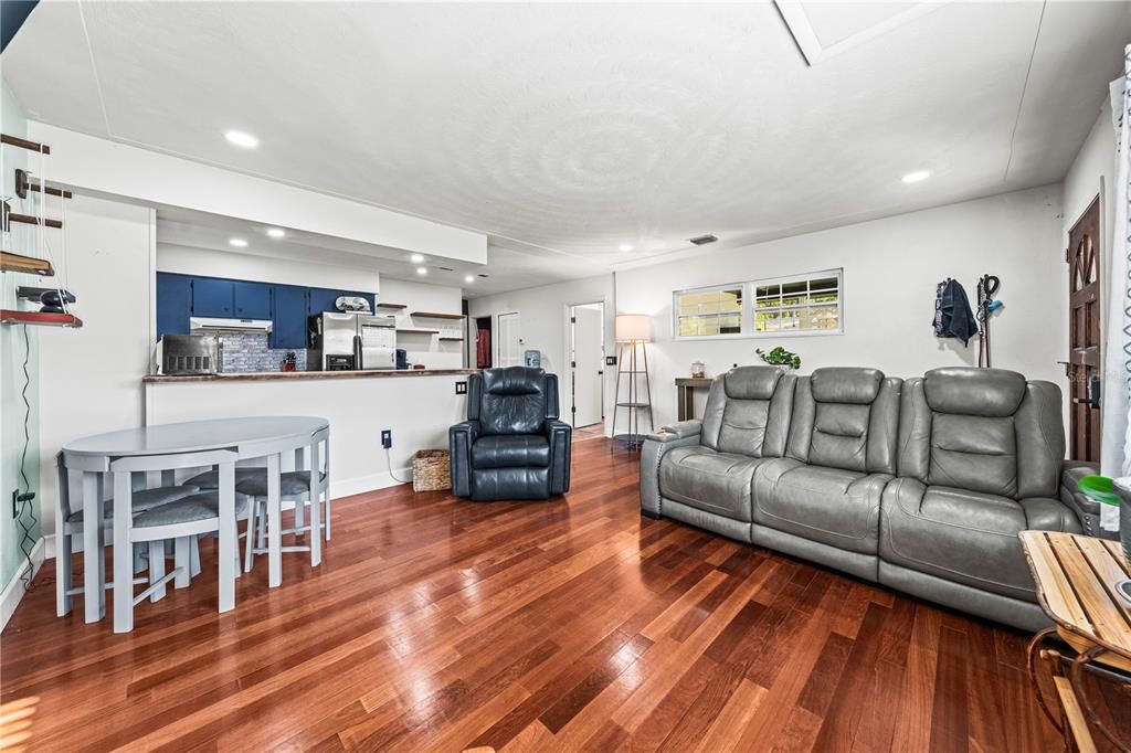 For Sale: $349,000 (3 beds, 1 baths, 1018 Square Feet)