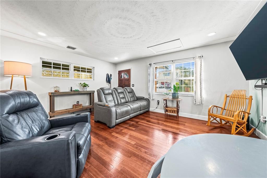 For Sale: $349,000 (3 beds, 1 baths, 1018 Square Feet)