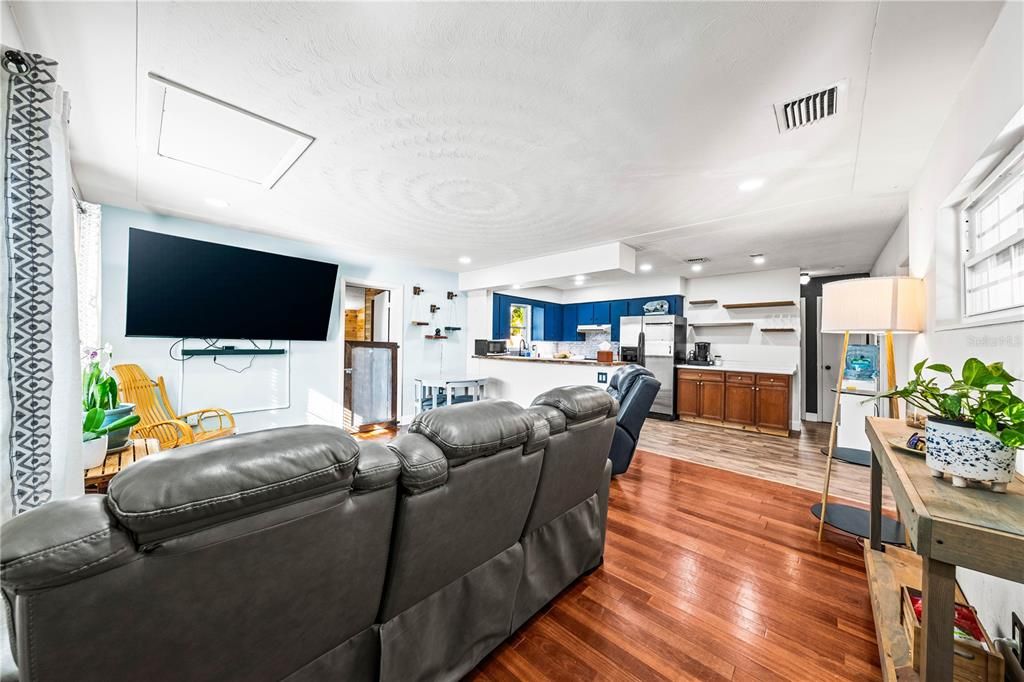 For Sale: $349,000 (3 beds, 1 baths, 1018 Square Feet)