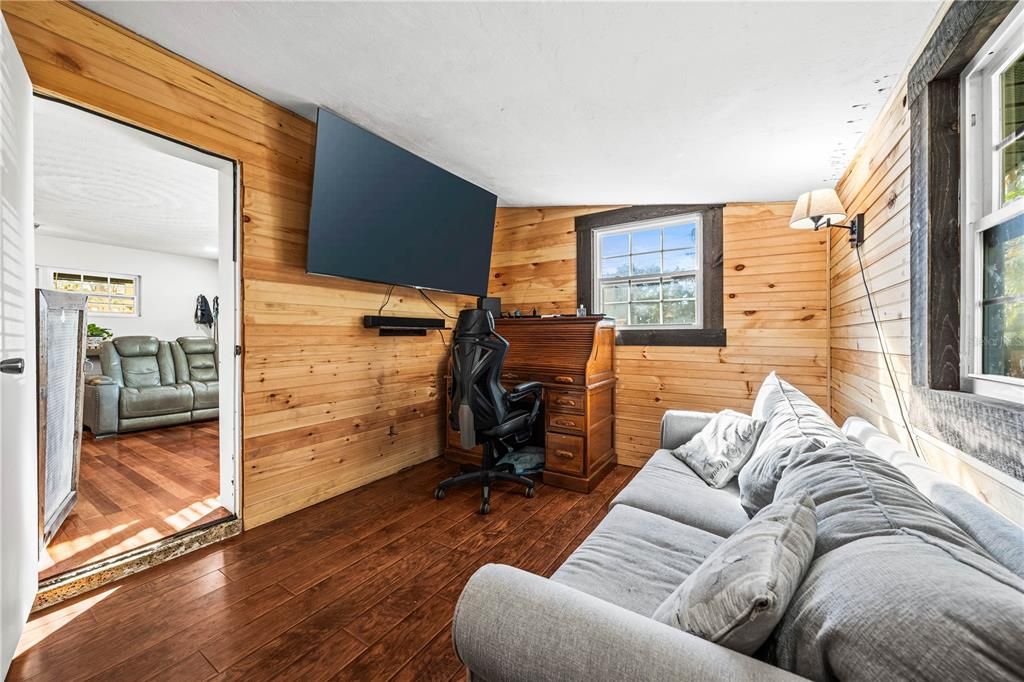 For Sale: $349,000 (3 beds, 1 baths, 1018 Square Feet)