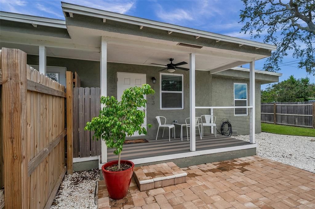 Active With Contract: $1,600 (2 beds, 1 baths, 400 Square Feet)