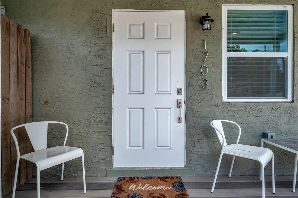 Active With Contract: $1,600 (2 beds, 1 baths, 400 Square Feet)