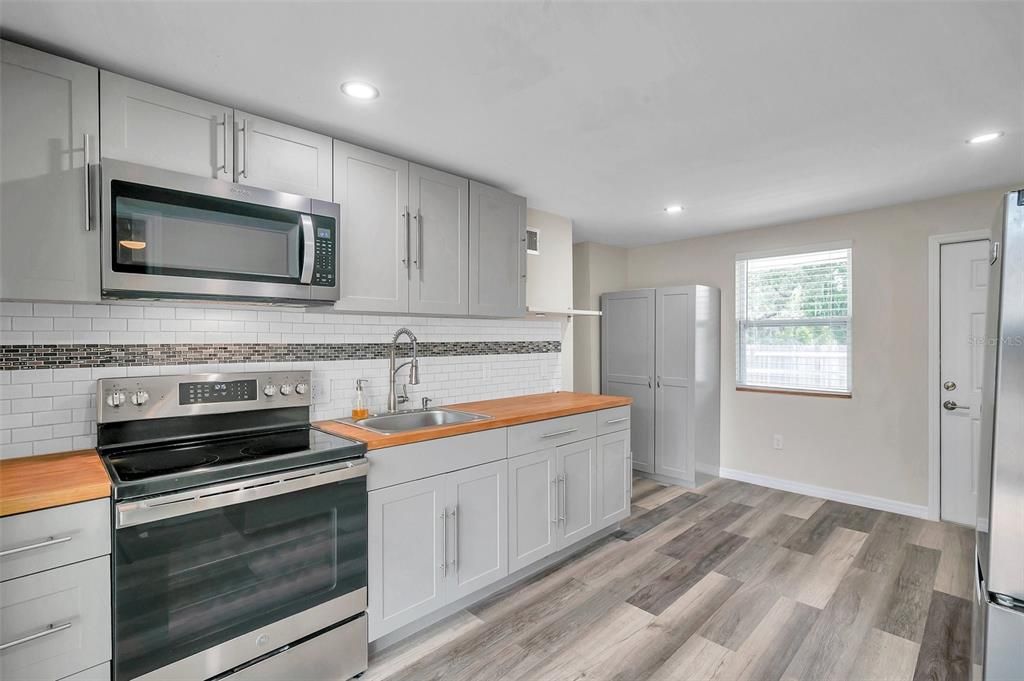 Active With Contract: $1,600 (2 beds, 1 baths, 400 Square Feet)