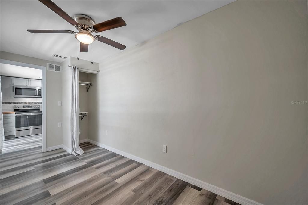 Active With Contract: $1,600 (2 beds, 1 baths, 400 Square Feet)