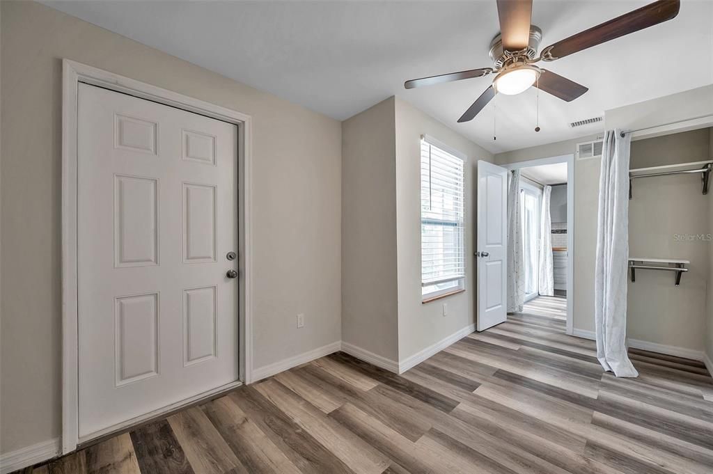 Active With Contract: $1,600 (2 beds, 1 baths, 400 Square Feet)