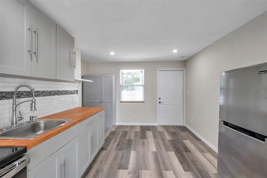 Active With Contract: $1,600 (2 beds, 1 baths, 400 Square Feet)