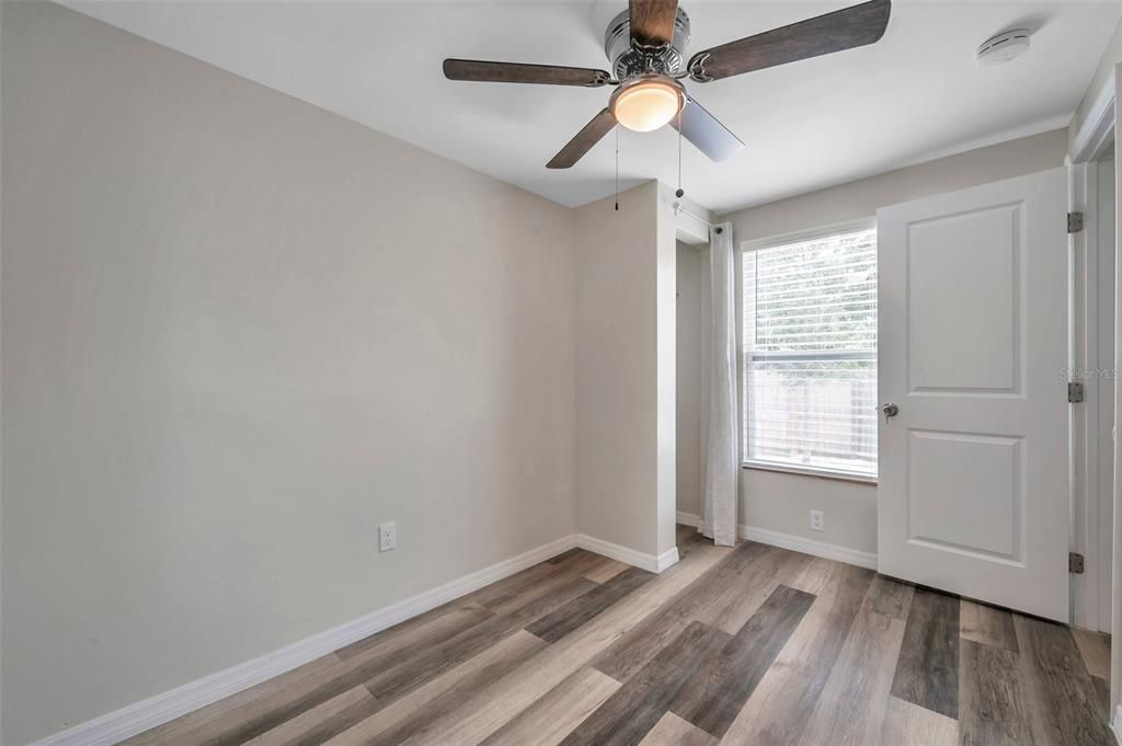 Active With Contract: $1,600 (2 beds, 1 baths, 400 Square Feet)