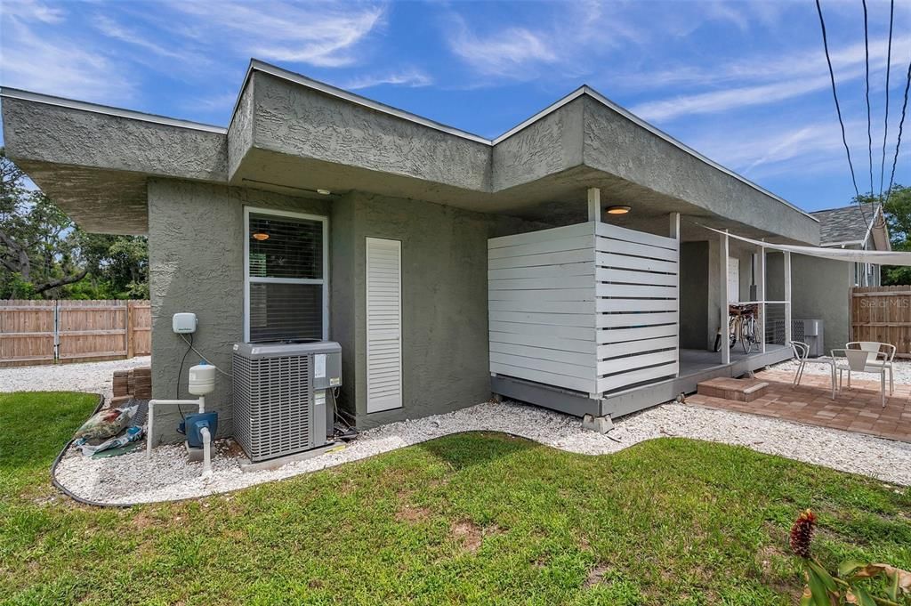 Active With Contract: $1,600 (2 beds, 1 baths, 400 Square Feet)