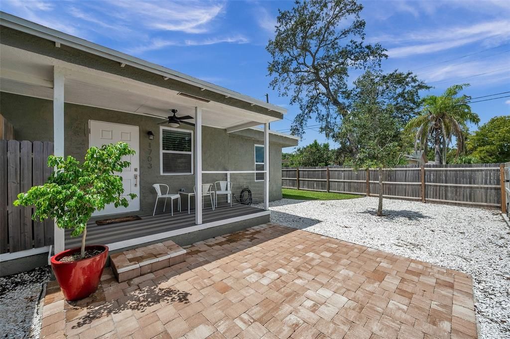 Active With Contract: $1,600 (2 beds, 1 baths, 400 Square Feet)