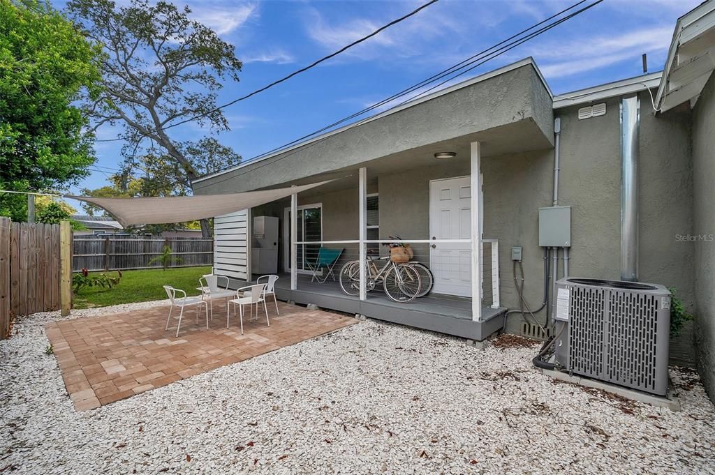 Active With Contract: $1,600 (2 beds, 1 baths, 400 Square Feet)