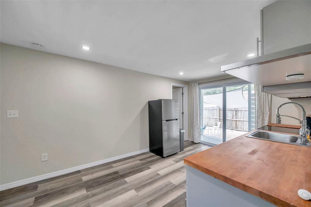 Active With Contract: $1,600 (2 beds, 1 baths, 400 Square Feet)
