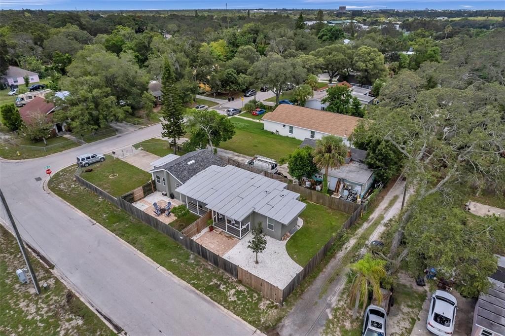 Active With Contract: $1,600 (2 beds, 1 baths, 400 Square Feet)