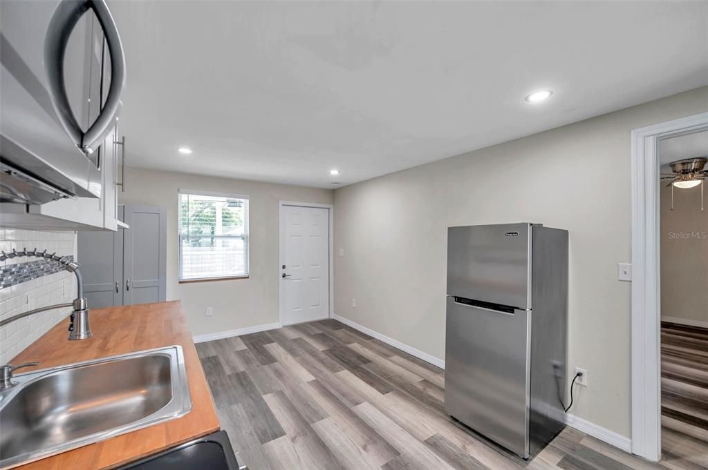 Active With Contract: $1,600 (2 beds, 1 baths, 400 Square Feet)