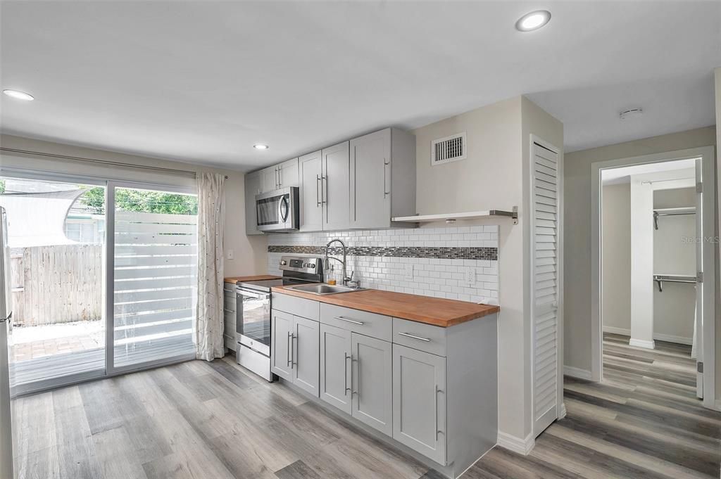 Active With Contract: $1,600 (2 beds, 1 baths, 400 Square Feet)