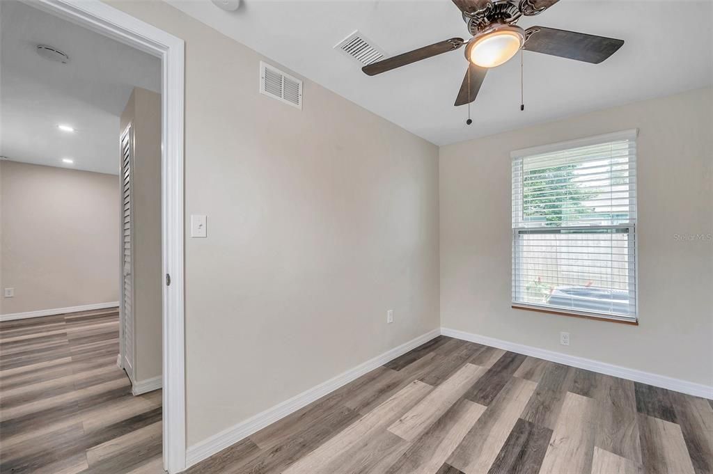 Active With Contract: $1,600 (2 beds, 1 baths, 400 Square Feet)