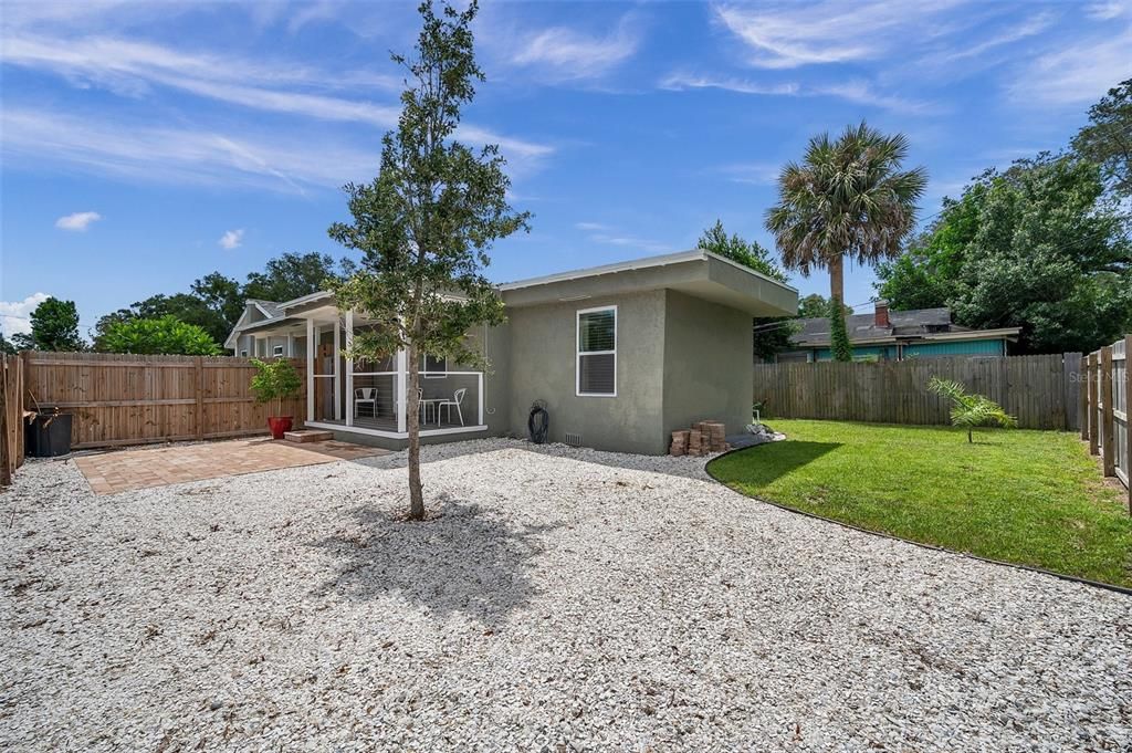 Active With Contract: $1,600 (2 beds, 1 baths, 400 Square Feet)