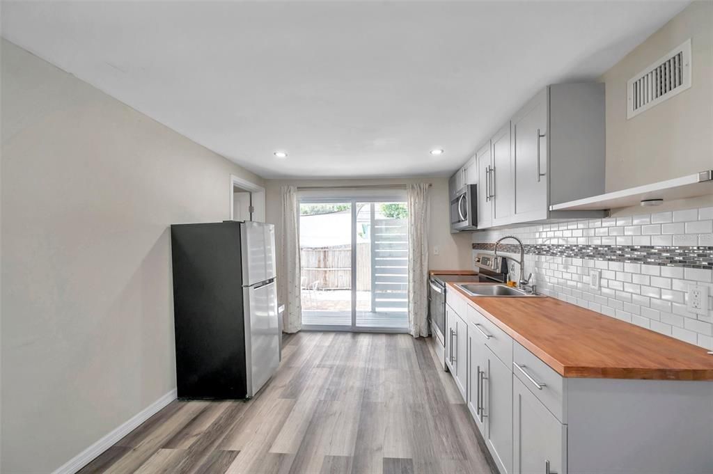 Active With Contract: $1,600 (2 beds, 1 baths, 400 Square Feet)