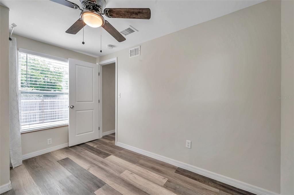 Active With Contract: $1,600 (2 beds, 1 baths, 400 Square Feet)