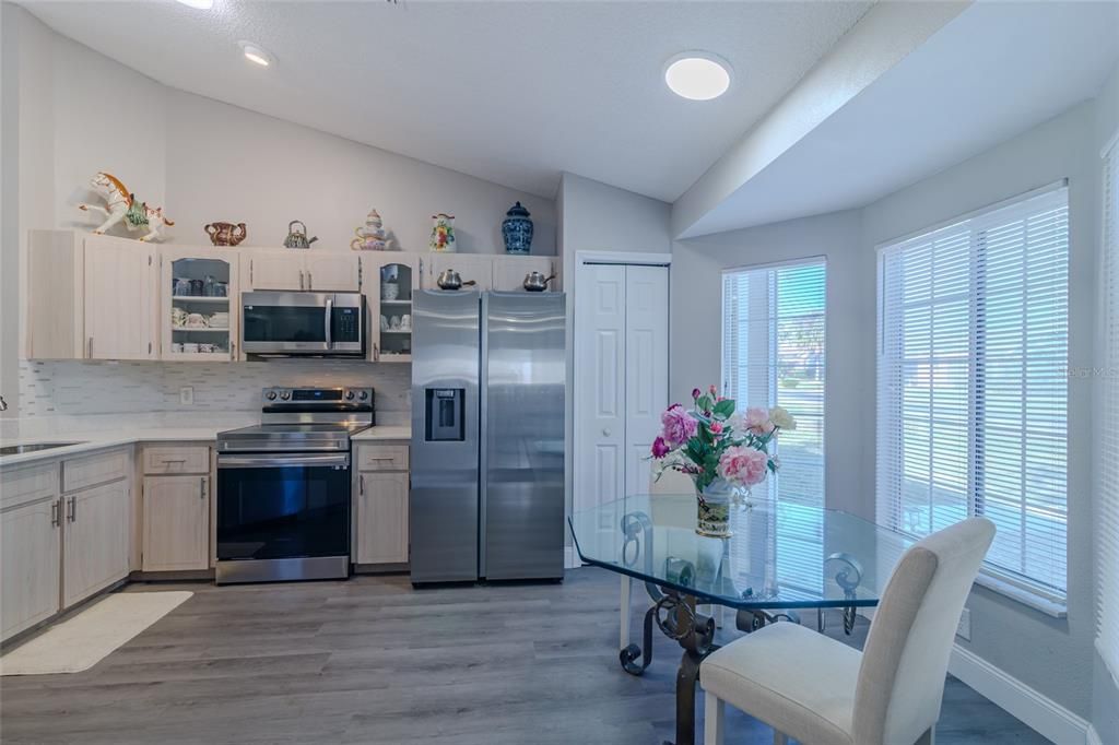 For Sale: $329,900 (2 beds, 2 baths, 1716 Square Feet)