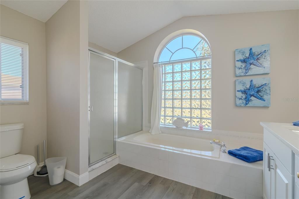 For Sale: $329,900 (2 beds, 2 baths, 1716 Square Feet)