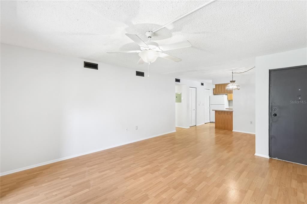 Active With Contract: $110,000 (2 beds, 1 baths, 912 Square Feet)