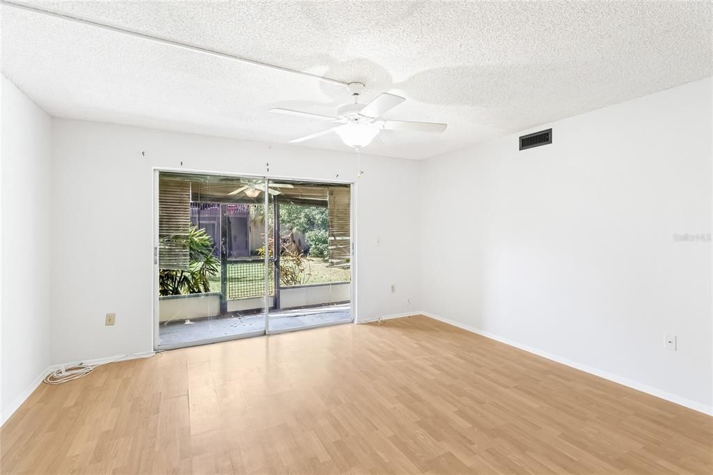 Active With Contract: $110,000 (2 beds, 1 baths, 912 Square Feet)