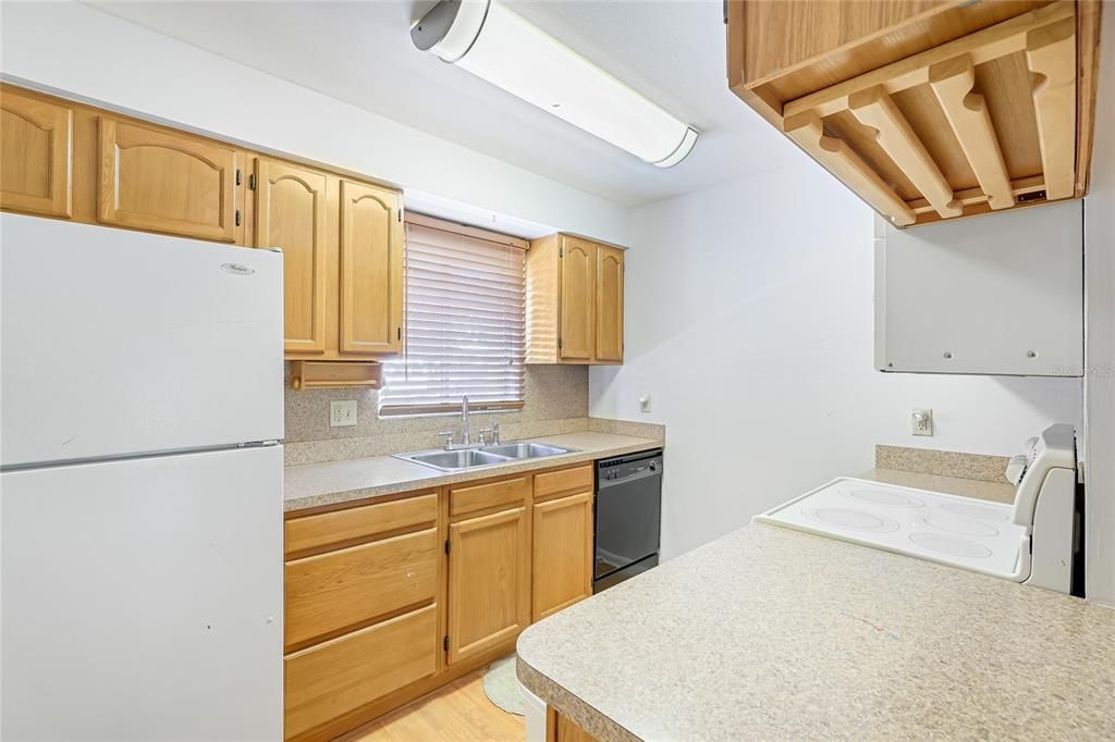 Active With Contract: $110,000 (2 beds, 1 baths, 912 Square Feet)