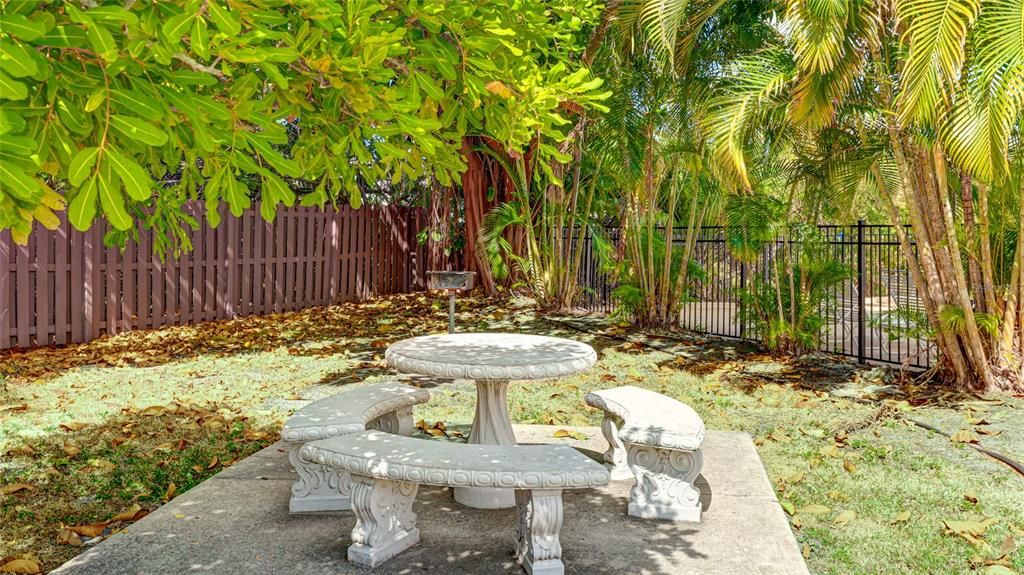 Active With Contract: $110,000 (2 beds, 1 baths, 912 Square Feet)