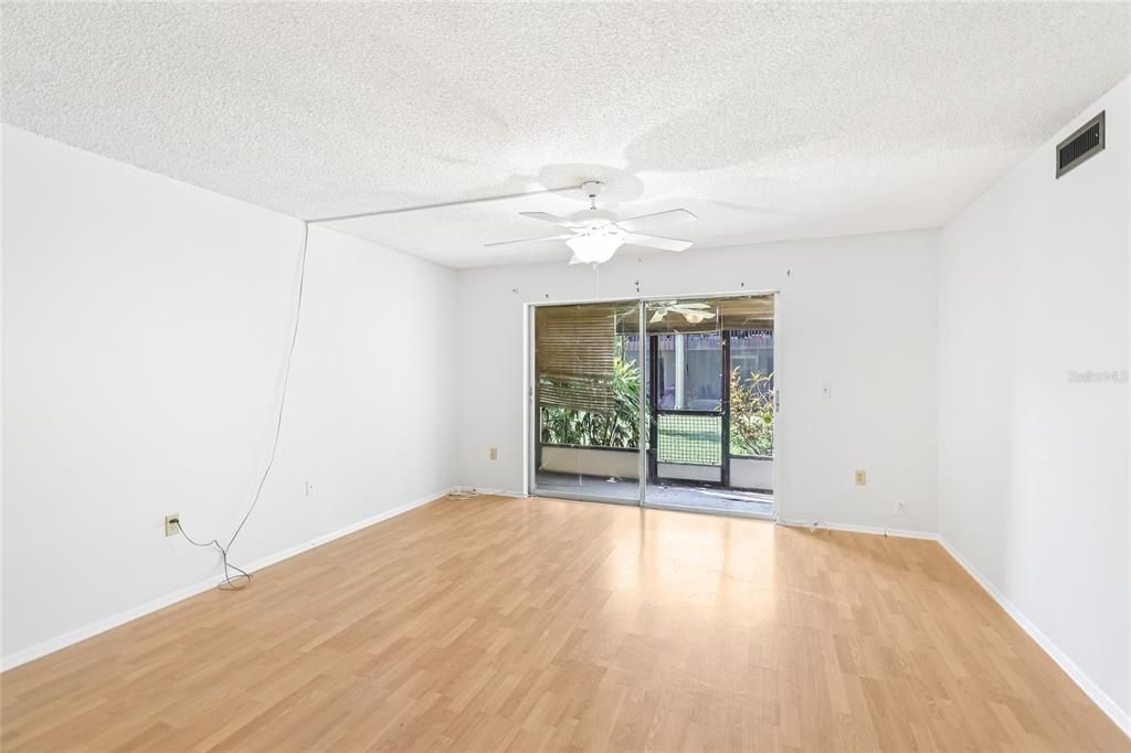 Active With Contract: $110,000 (2 beds, 1 baths, 912 Square Feet)