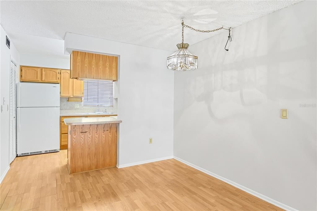 Active With Contract: $110,000 (2 beds, 1 baths, 912 Square Feet)